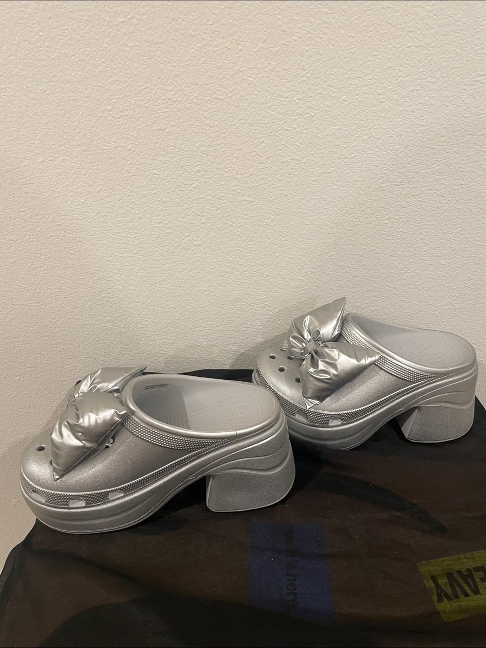 CROCS Silver Platform Bow Clogs - Picture 3 of 3